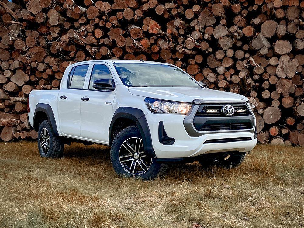 Toyota Hilux (2021+) Grille Kit - Linear-6